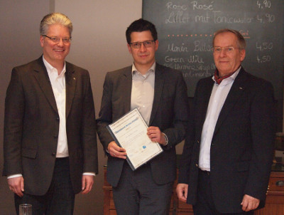 Dusza prsentiert seine Urkunde